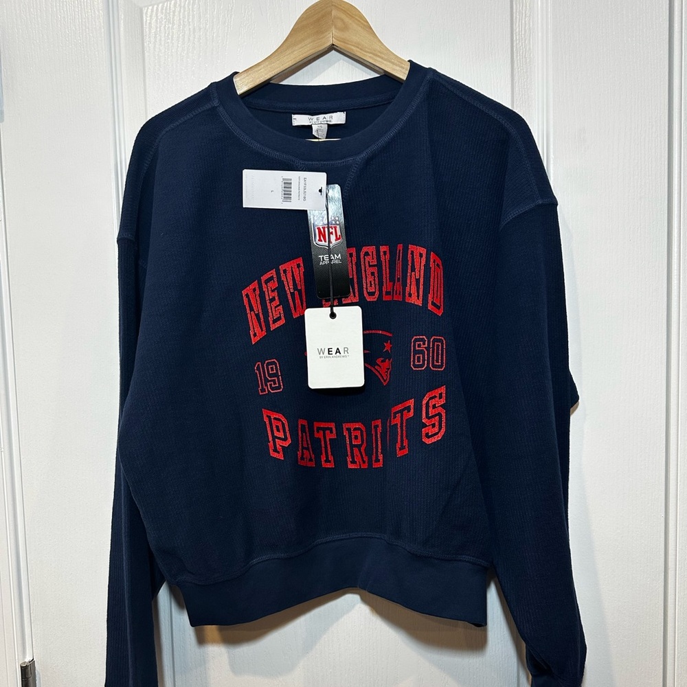 New England Patriots WEAR by Erin Andrew’s Women’s Crop Pullover Sweater - Picture 3 of 10